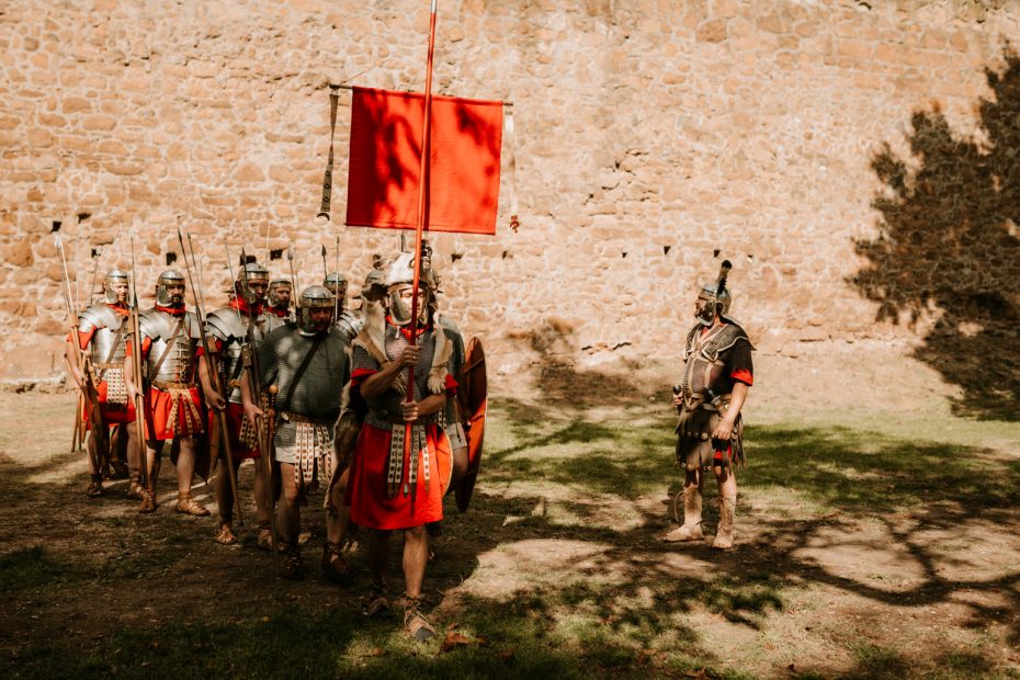 Šermiari Sarus - centurio, vexillarius a rímski legionári pochodujúci v zbroji