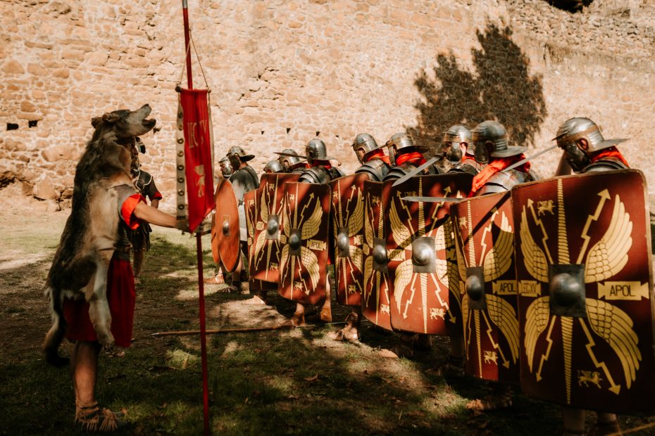 Šermiari Sarus - vexillarius a rímski legionári v zbroji