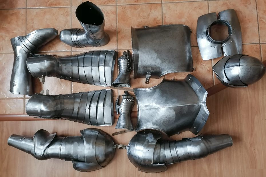 Rozložená kompletná stredoveká plátová zbroj